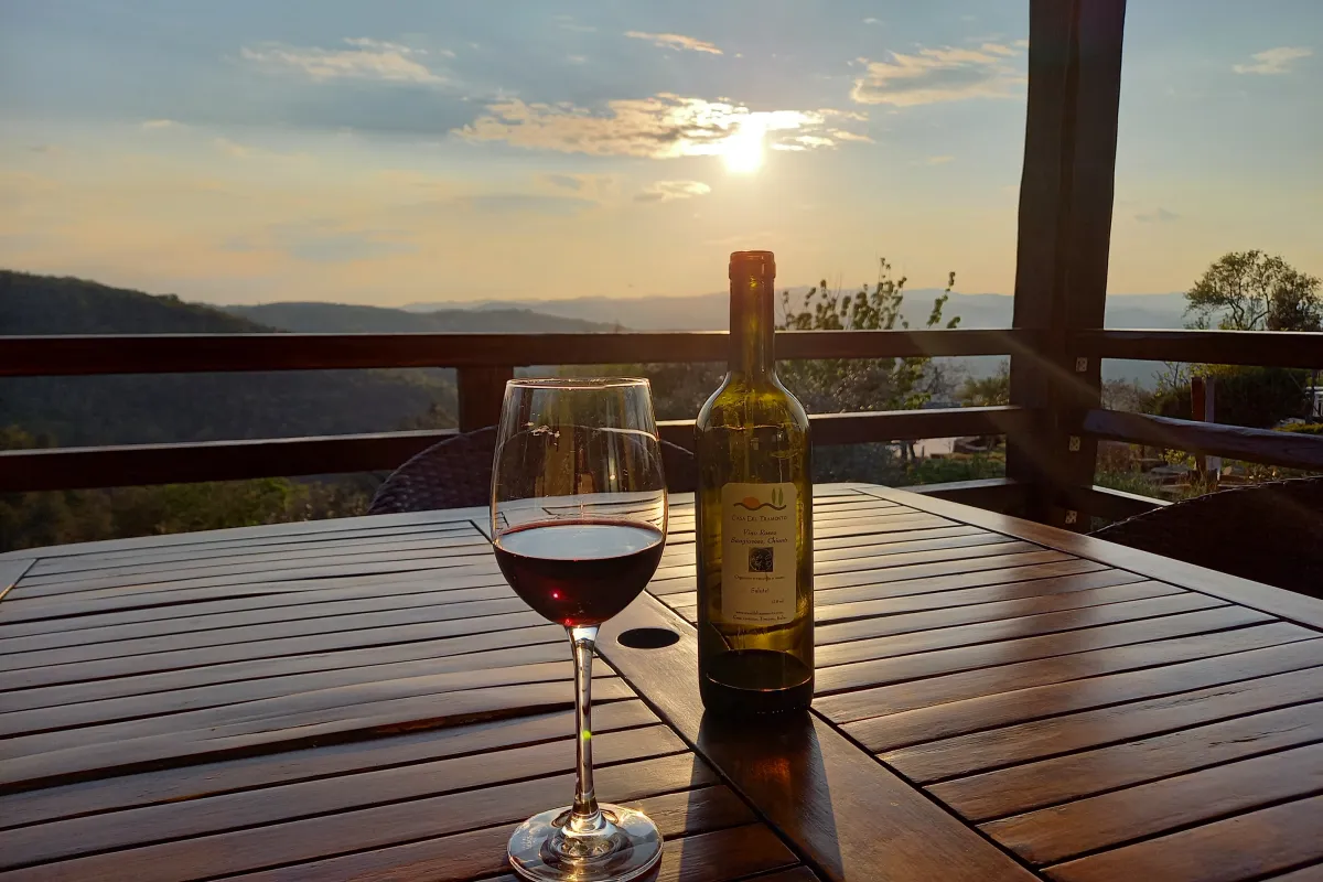 Genieten van eigen wijn van Casa del Tramonto