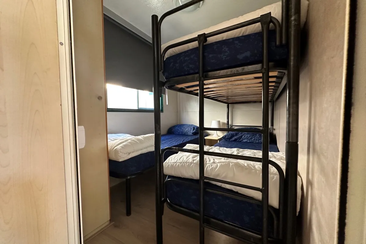 Driepersoonskamer enkel bed en stapelbed