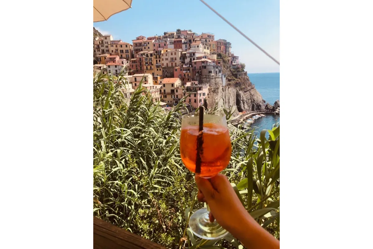 Uitzicht Cinque terre met Aperol