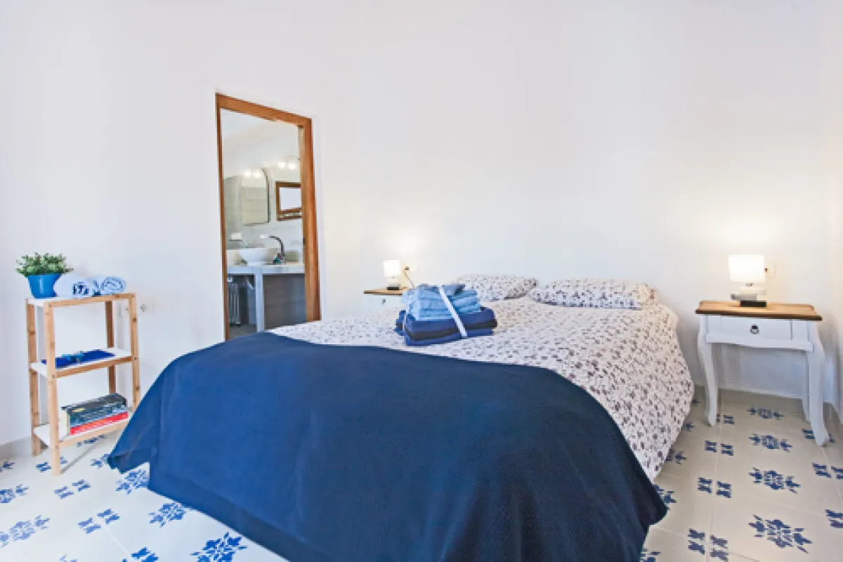 De masterbedroom met de open deuren (met horren) naar het terras