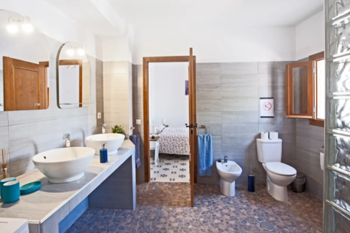 De grote badkamer met inloopdouche