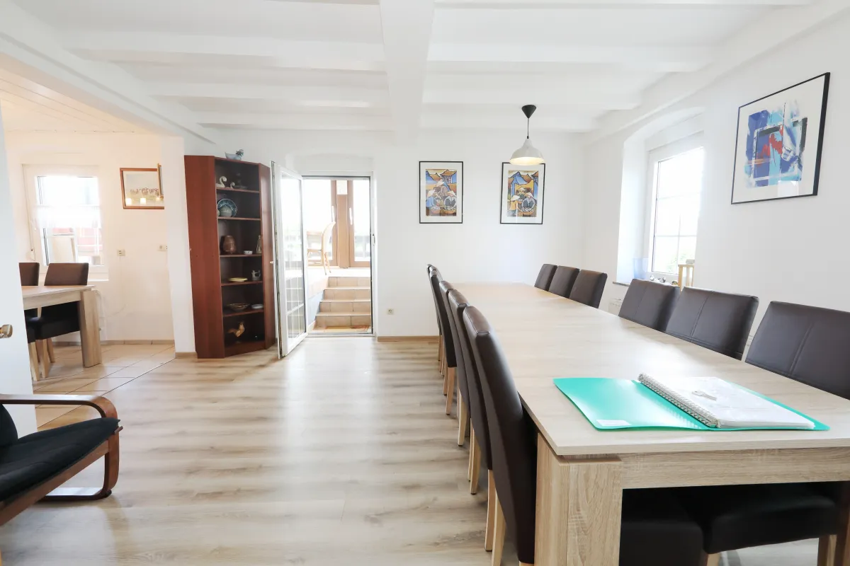 Grote eetkamer van het woonhuis