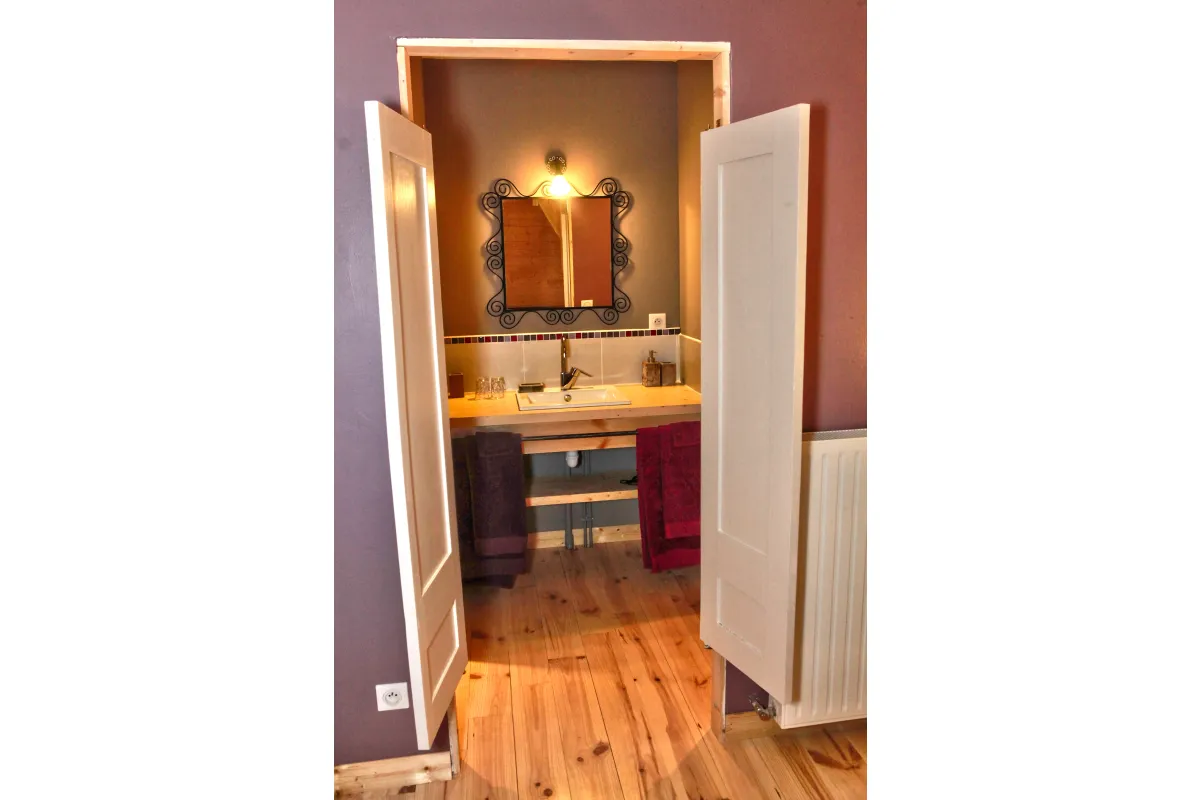 de kamer Fruits des Bois - toilet, douche en wastafel in de kamer
