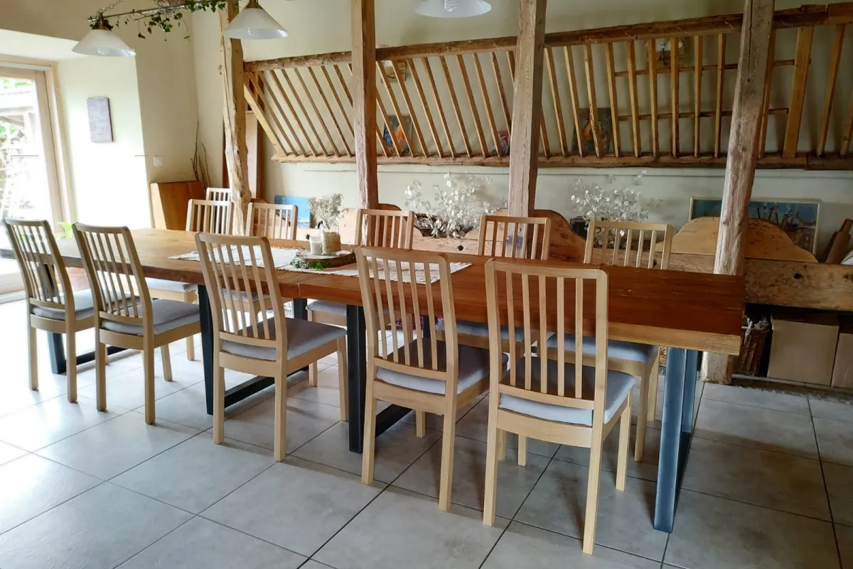 de eettafel waar het ontbijt wordt geserveerd