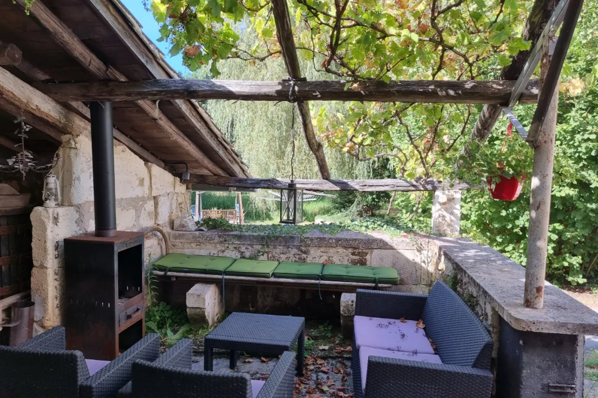 l'Écurie, buiten-terras met zicht op tuin