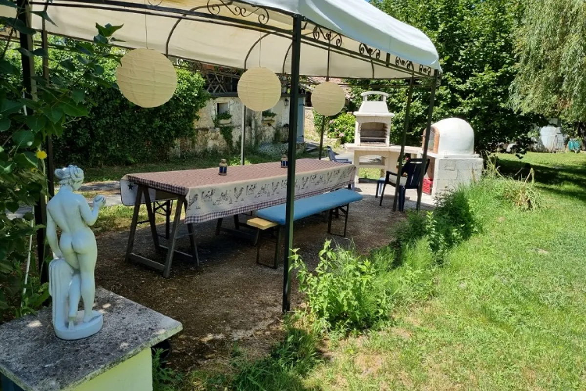 prieel terras met BBQ en pizza-oven