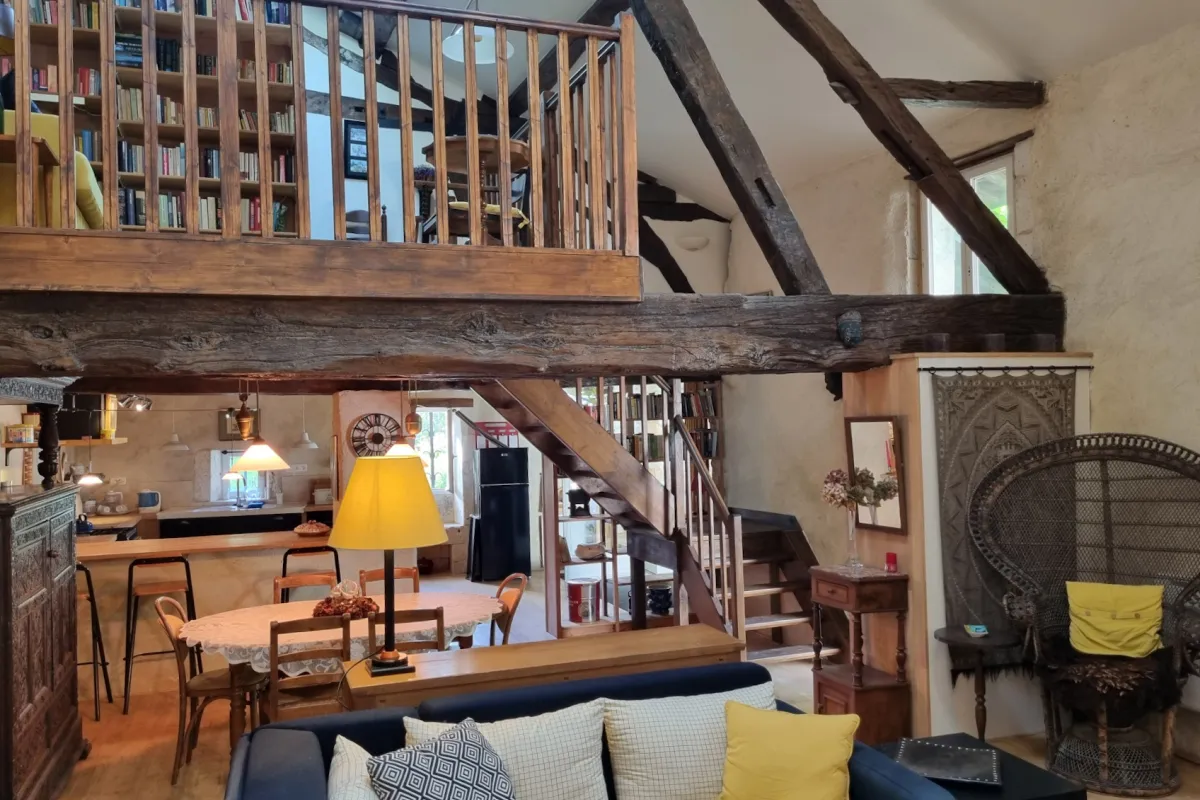 l'Écurie, overzicht huiskamer, eetkamer, keuken en mezzanine