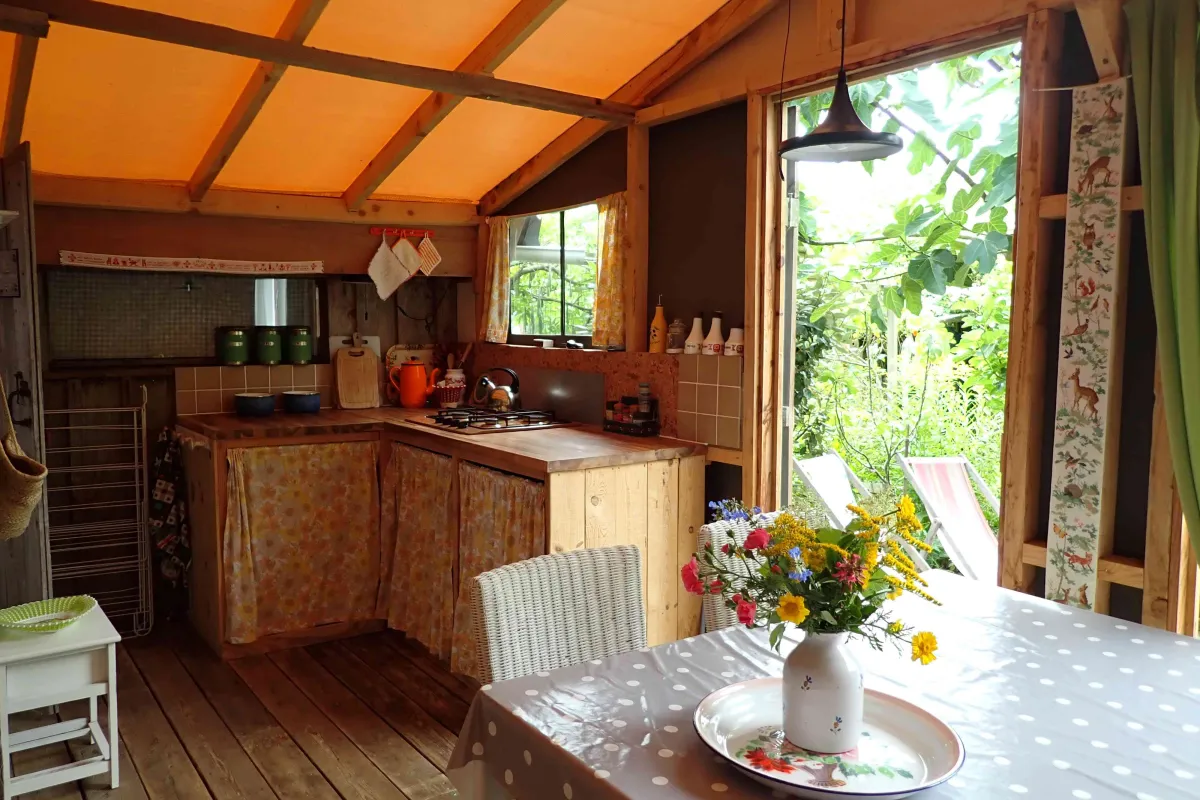 Keuken en eetgedeelte van de Cosy Cabin