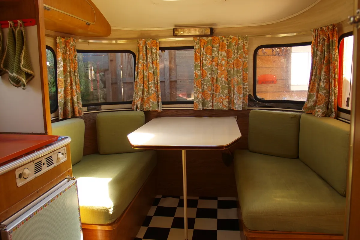 Binnen in de caravan van de Cosy Cabin