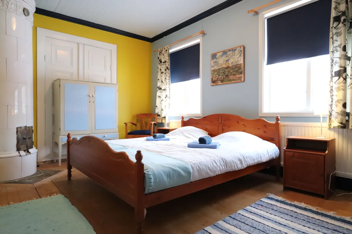 B&B Familiekamer 1.80 bed met stapelbed, zitje en eigen badkamer