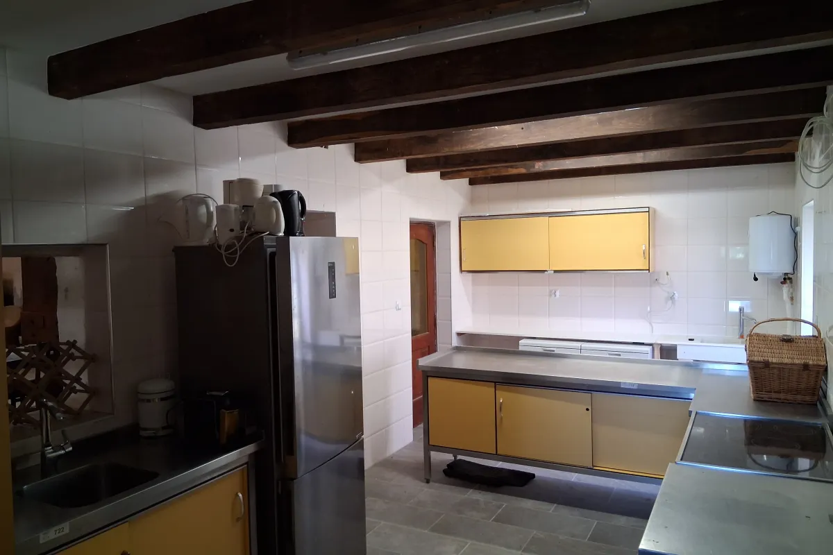 keuken bij multifunctionele ruimte.