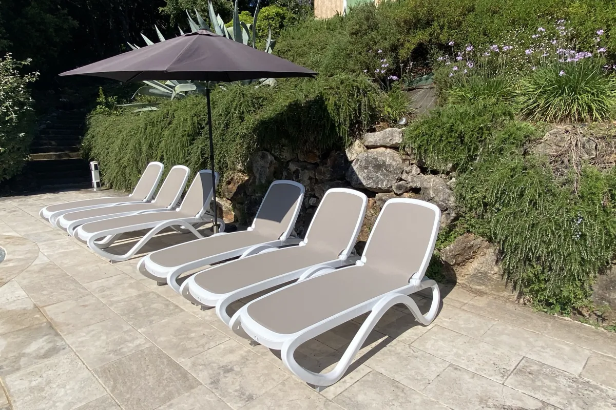 Villa Valbonne prive zwembad ligbedden - picknicktafel