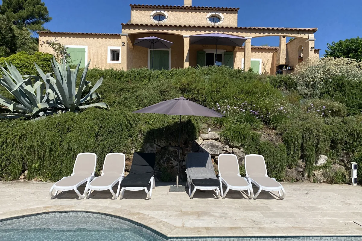 Villa Valbonne prive zwembad ligbedden - picknicktafel
