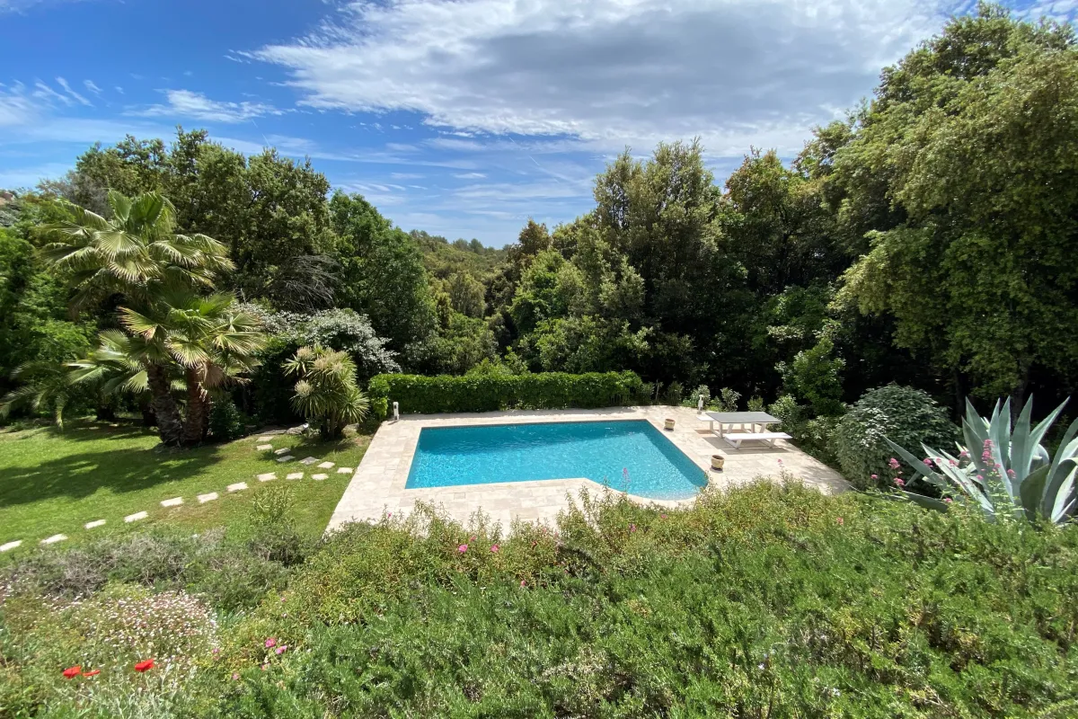 Villa Valbonne prive zwembad ligbedden - picknicktafel