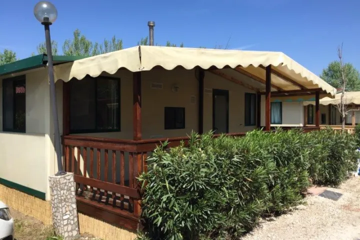 Mobilehome met grote veranda