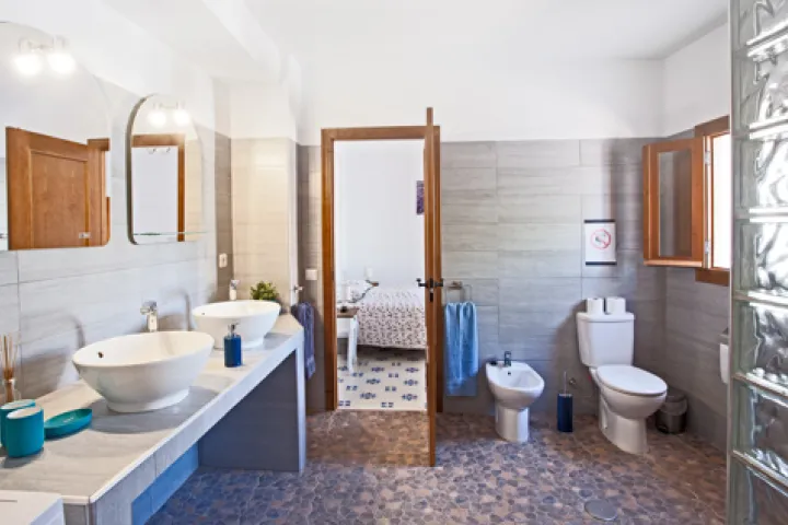 De grote badkamer met inloopdouche