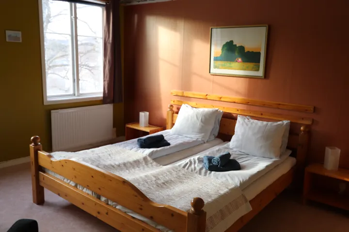 B&B 2p kamer 1.80 bed, zitje en  eigen badkamer