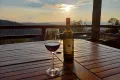 Genieten van eigen wijn van Casa del Tramonto