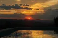 Weerspiegeling lucht in zwembad