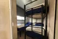 Driepersoonskamer enkel bed en stapelbed