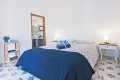 De masterbedroom met de open deuren (met horren) naar het terras