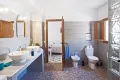 De grote badkamer met inloopdouche