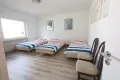 Een van de ruime slaapkamers in het woonhuis
