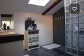 De badkamer met ruime douche en dubbele wastafel