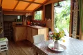 Keuken en eetgedeelte van de Cosy Cabin