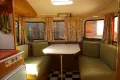 Binnen in de caravan van de Cosy Cabin