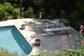 Villa Valbonne prive zwembad ligbedden - picknicktafel