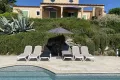 Villa Valbonne prive zwembad ligbedden - picknicktafel