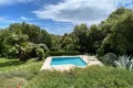 Villa Valbonne prive zwembad ligbedden - picknicktafel